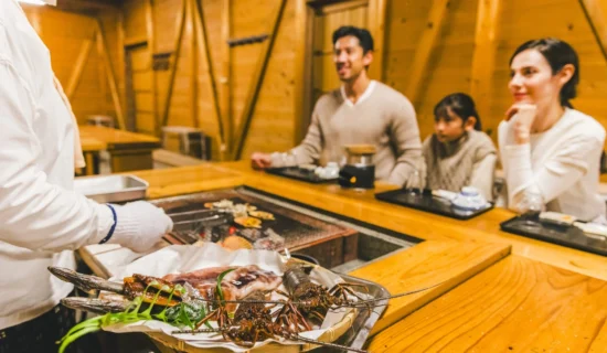 結びビト～名物海女・林喜美代さんが囲炉裏でもてなす鮑ランチ～