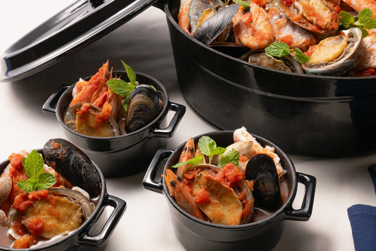 鮑子と伊勢志摩の海鮮具だくさん